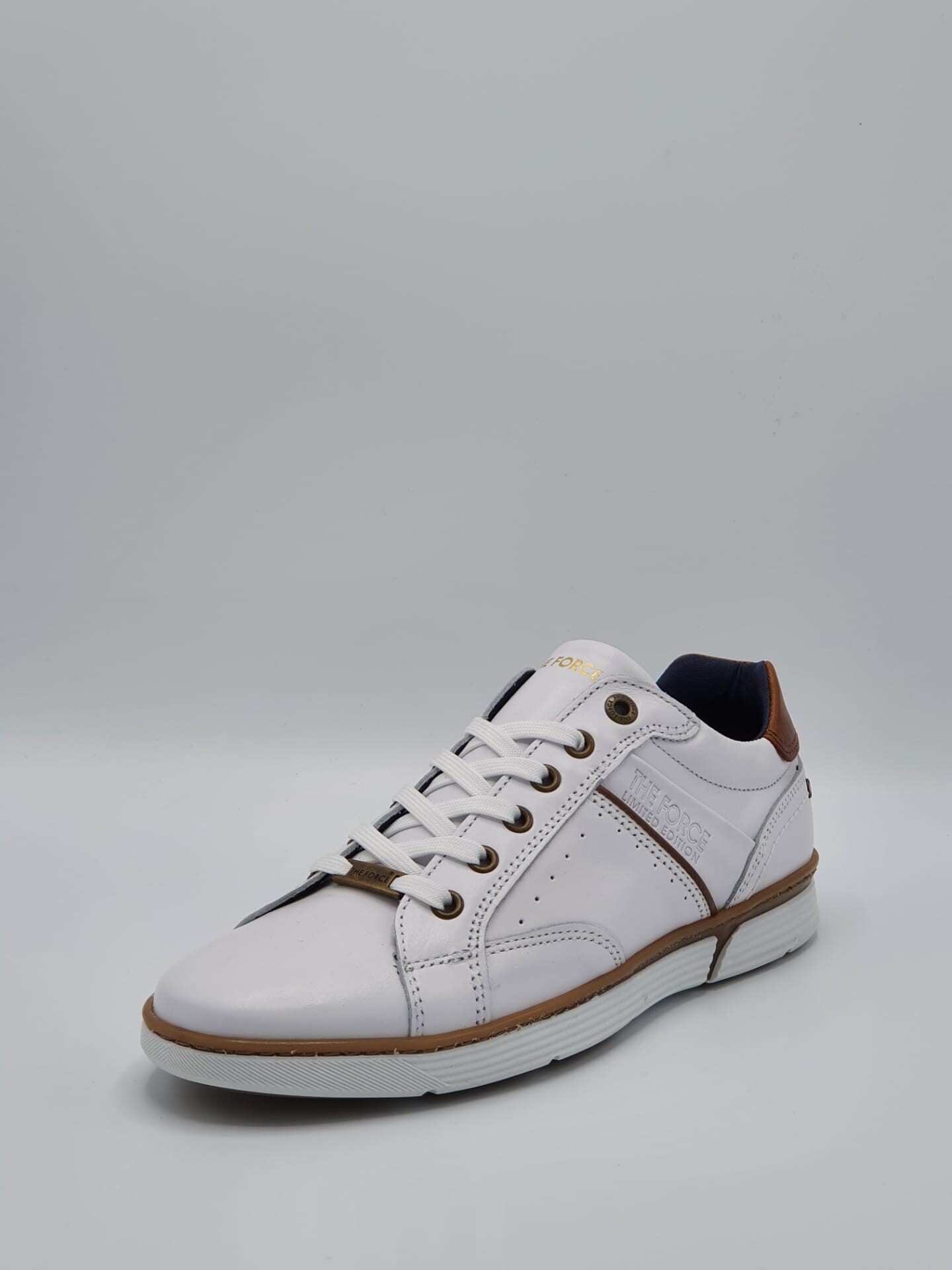 Sapatilhas para homem em pele branco com cordões