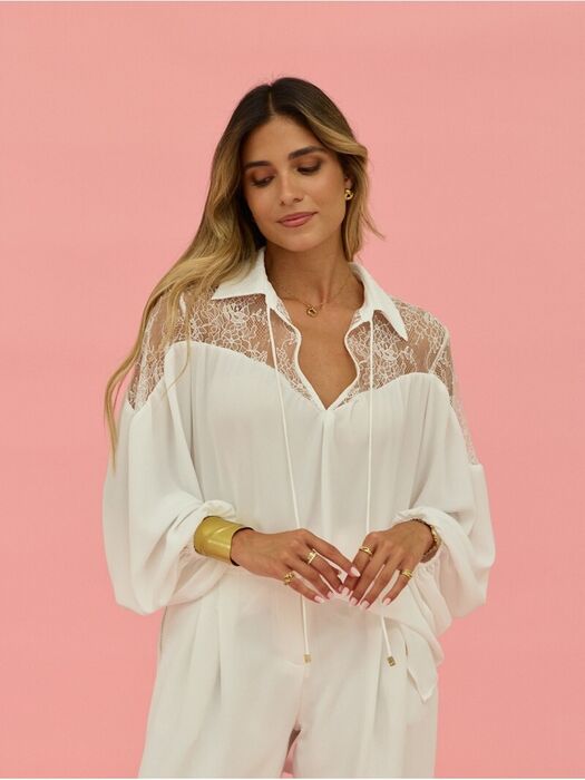 Blusa Fluída com Aplicação de Renda Scripta