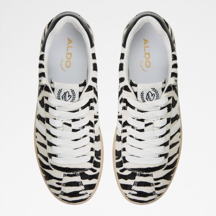 Flat trainers in black leather - CHICSNEAKER