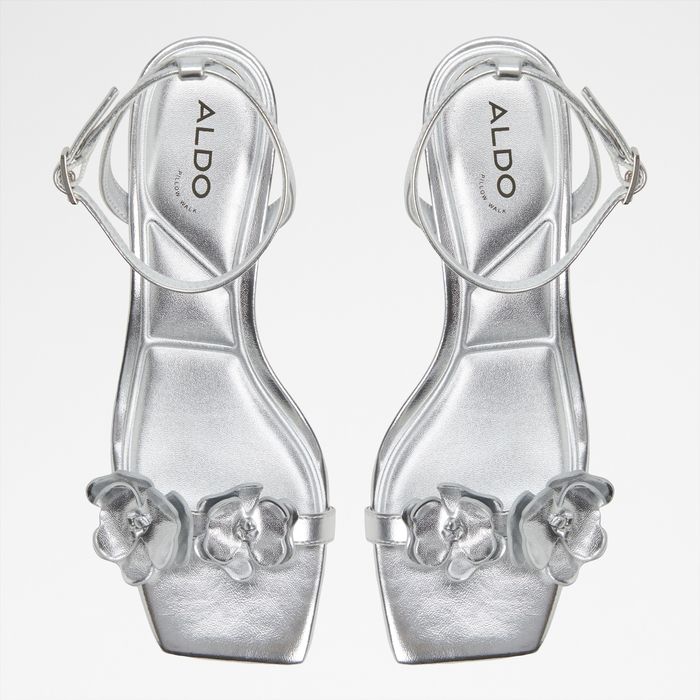 Kitten heeled sandals in silver - DAISYROSE