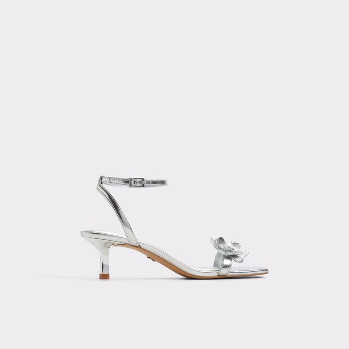 Kitten heeled sandals in silver - DAISYROSE