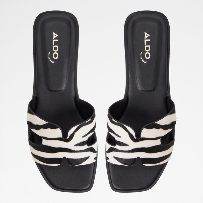 Flat sandals in black leather - ITSANDAL