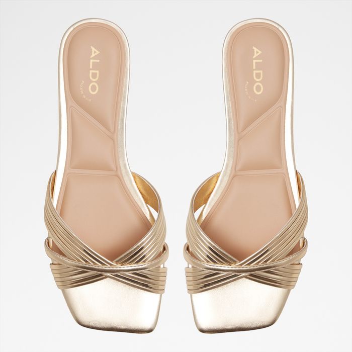 Flat sandals in gold - LOTA