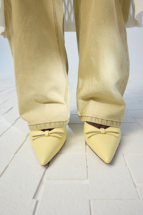 Kitten heeled shoes in yellow leather - LUXURIANT