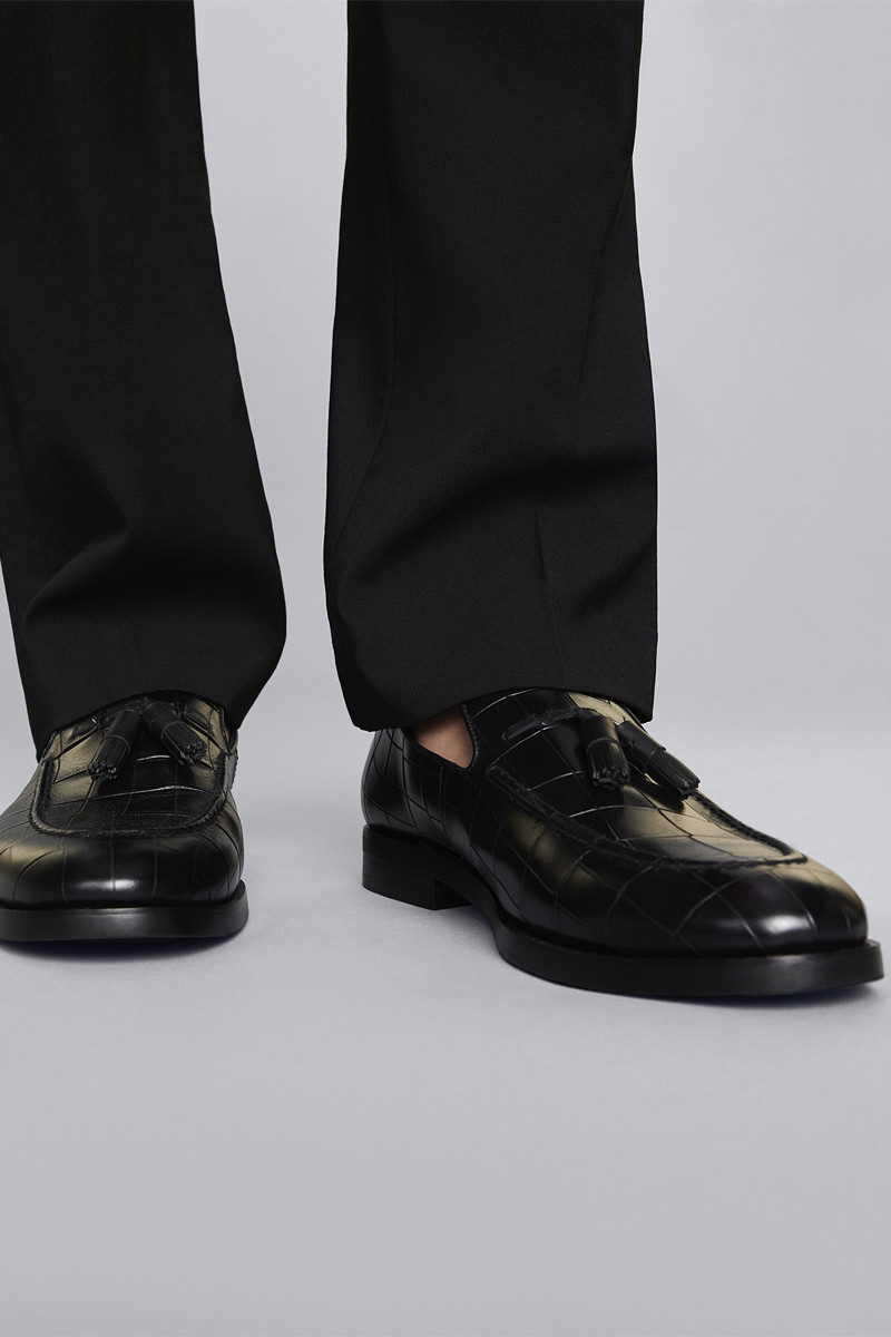 Flexible work shoes for men in black. Robust and modern design with thick soles, perfect for long work days. They combine comfort and style.