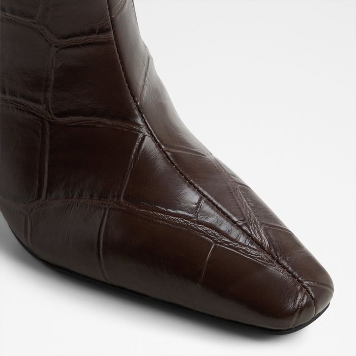 Botas de cano alto em castanho, salto fino - BETHIE