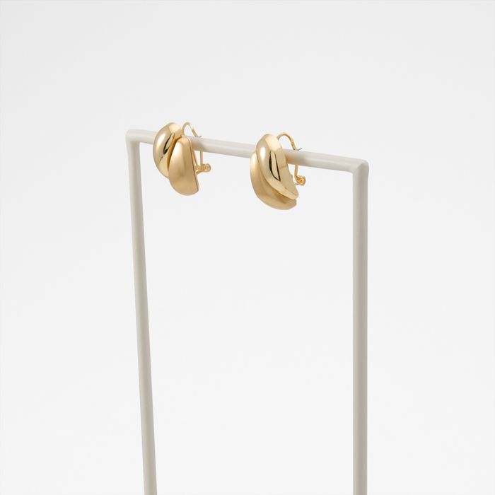 Brincos curtos em dourado - GLAMY