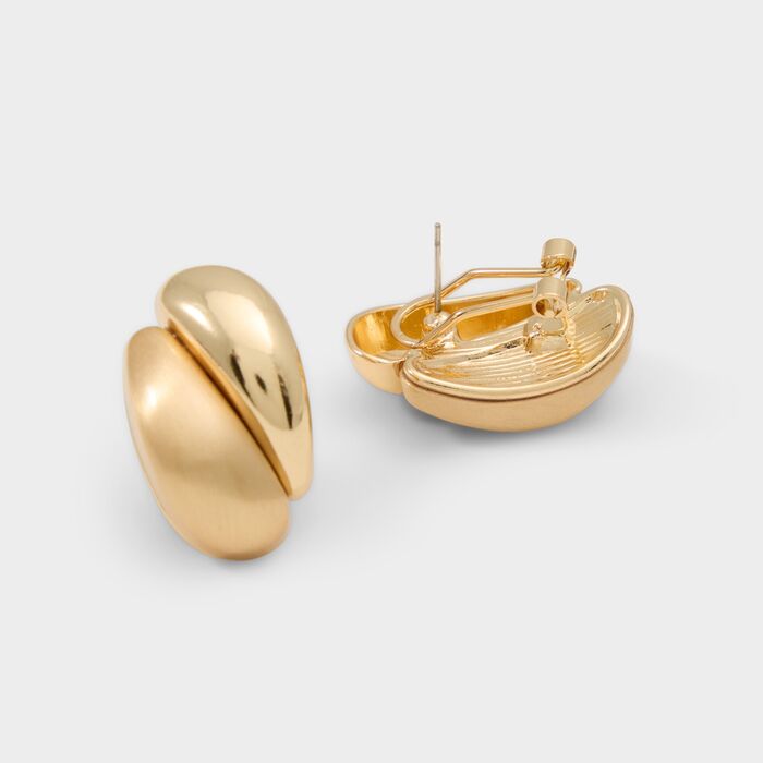 Brincos curtos em dourado - GLAMY