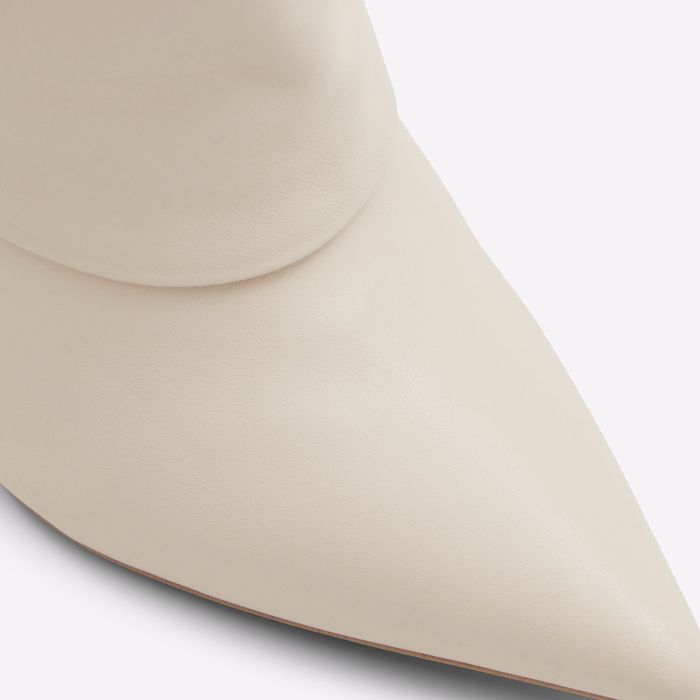 Botas em pele branco cru, salto fino - LIVY