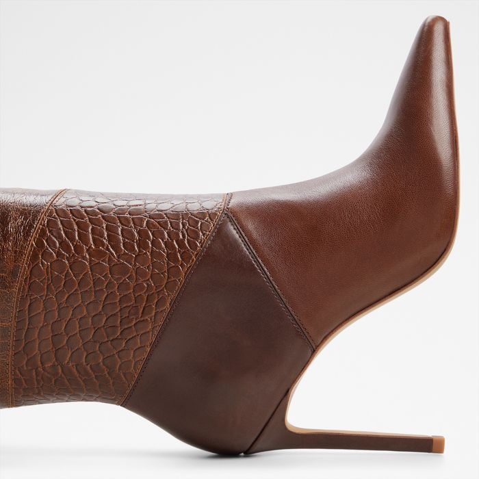 Botas de cano alto em pele castanho, salto fino - MARYA
