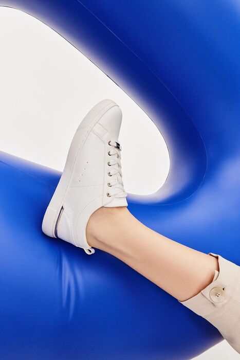 Zapatillas planas ALDO para mujer, en blanco, con puntera redonda y un detalle metálico DILATHIELLE 100002043