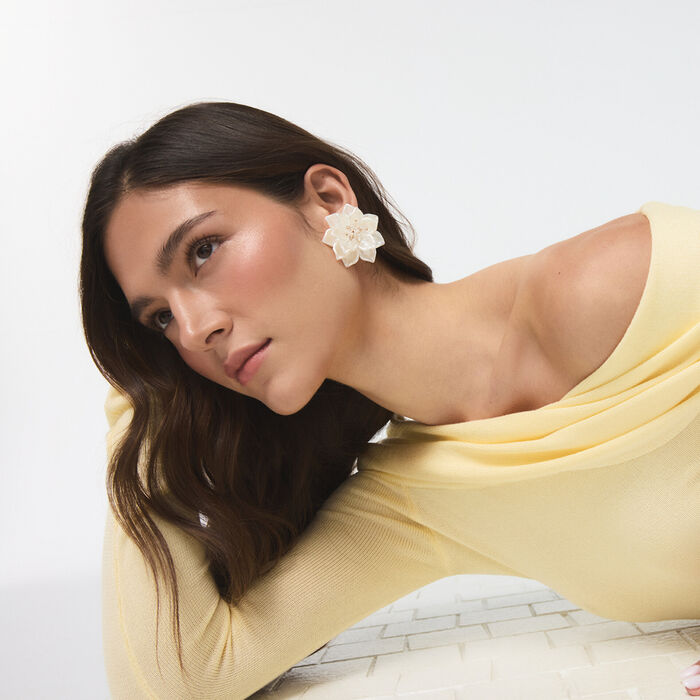 Pendientes largos en blanco - PETALPEARL