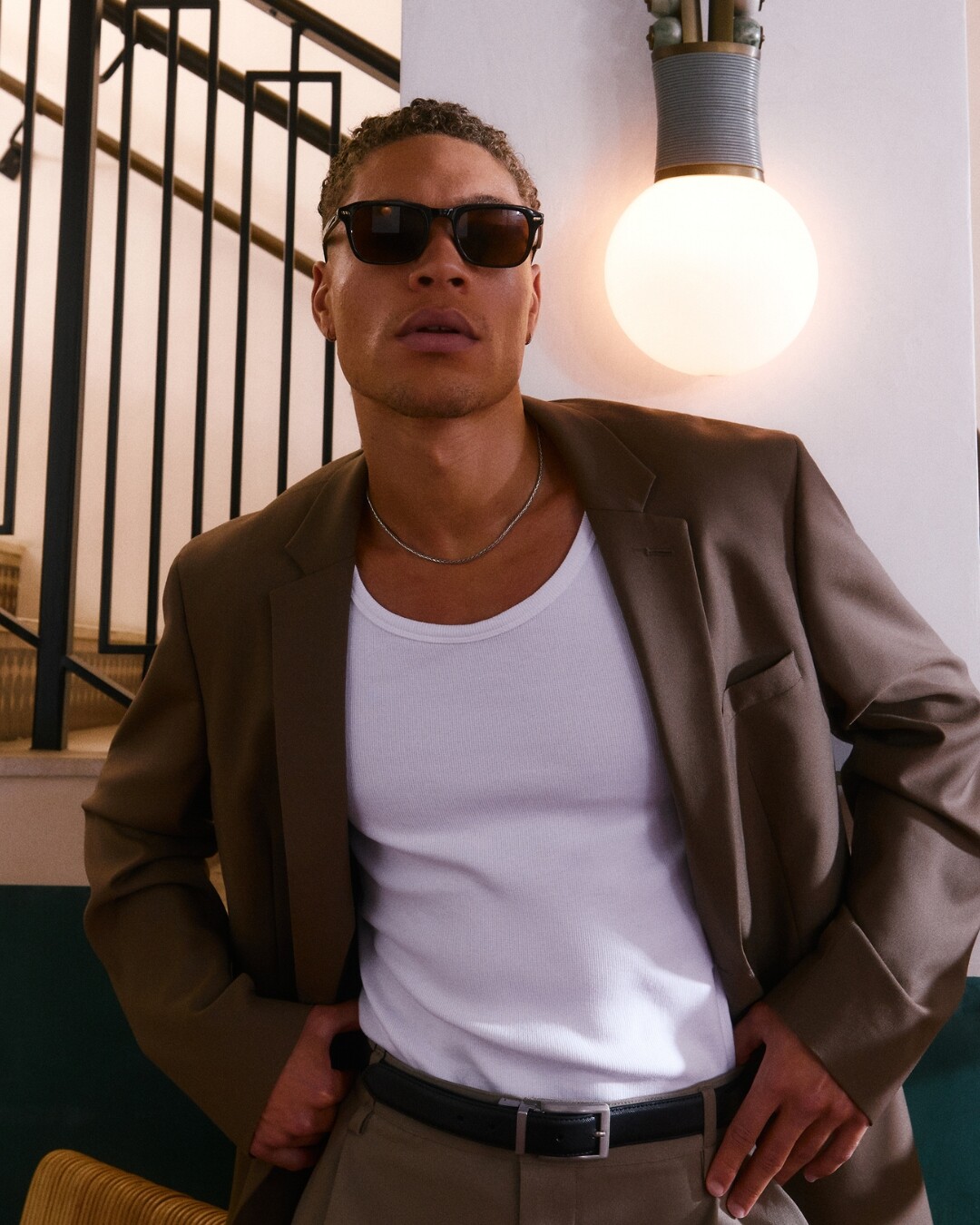 Óculos de sol ALDO em look masculino de verão com blazer castanho.