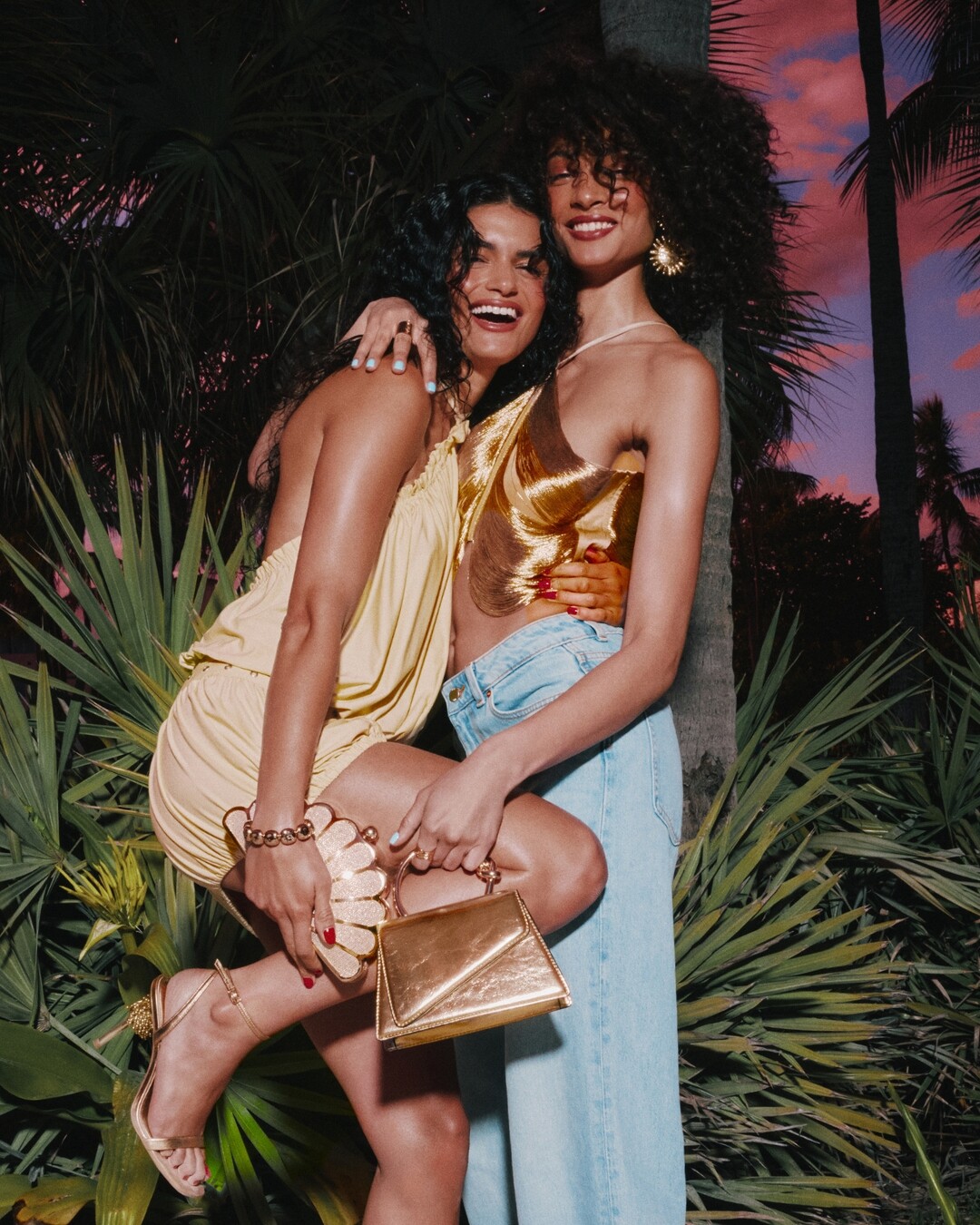 Sandalias doradas y bolsos metalizados para looks de verano con brillo.