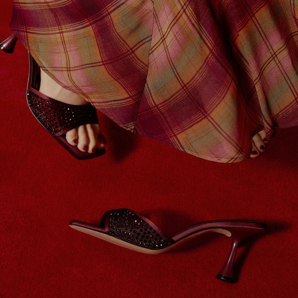 Sandalias rojas con cristales, perfectas para ocasiones festivas.