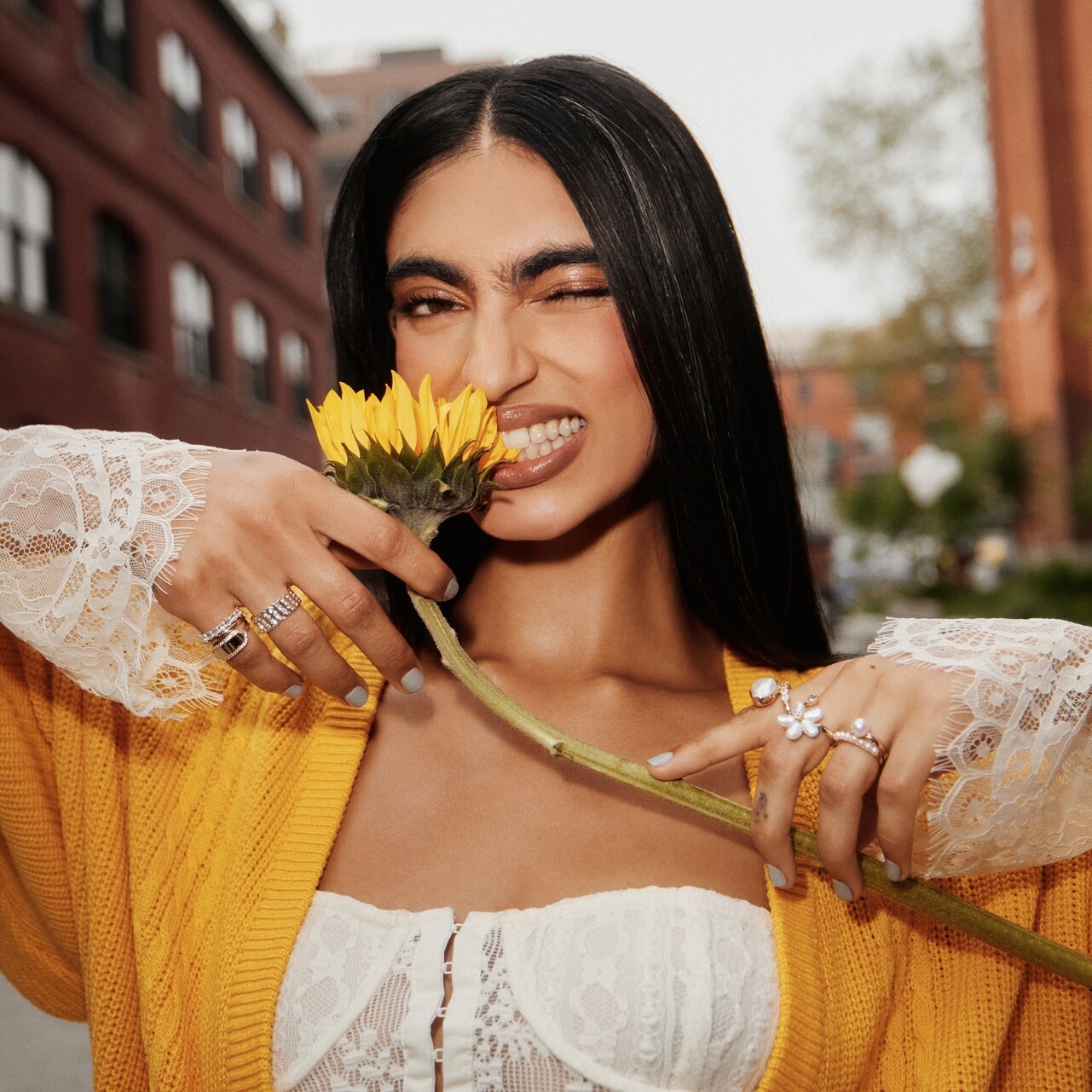  Mujer con girasol y estilo urbano chic.