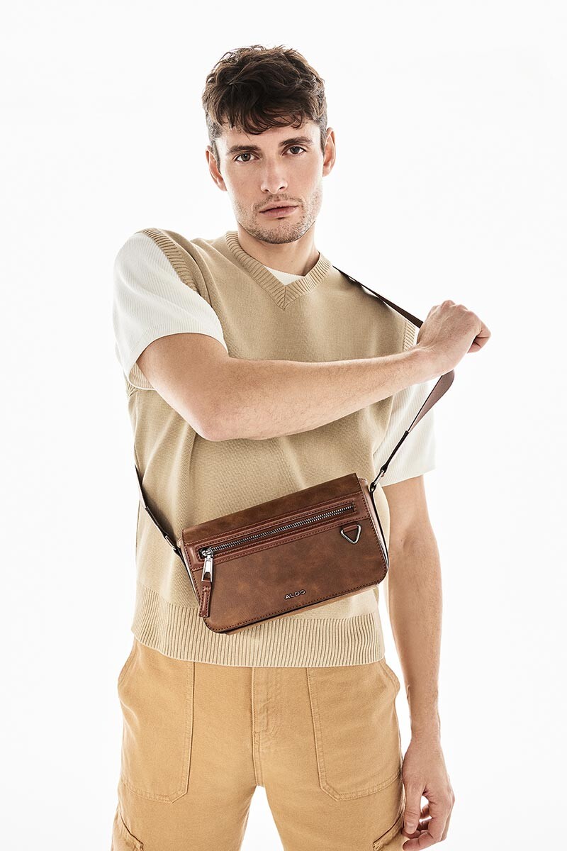 Hombre con un estilo informal y bolso bandolera marrón.