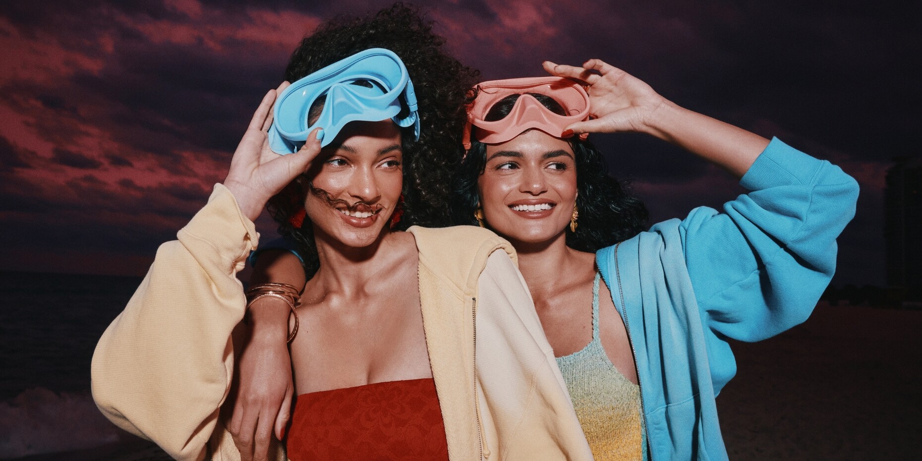 Accesorios coloridos de verano en tonos azul y coral al atardecer.