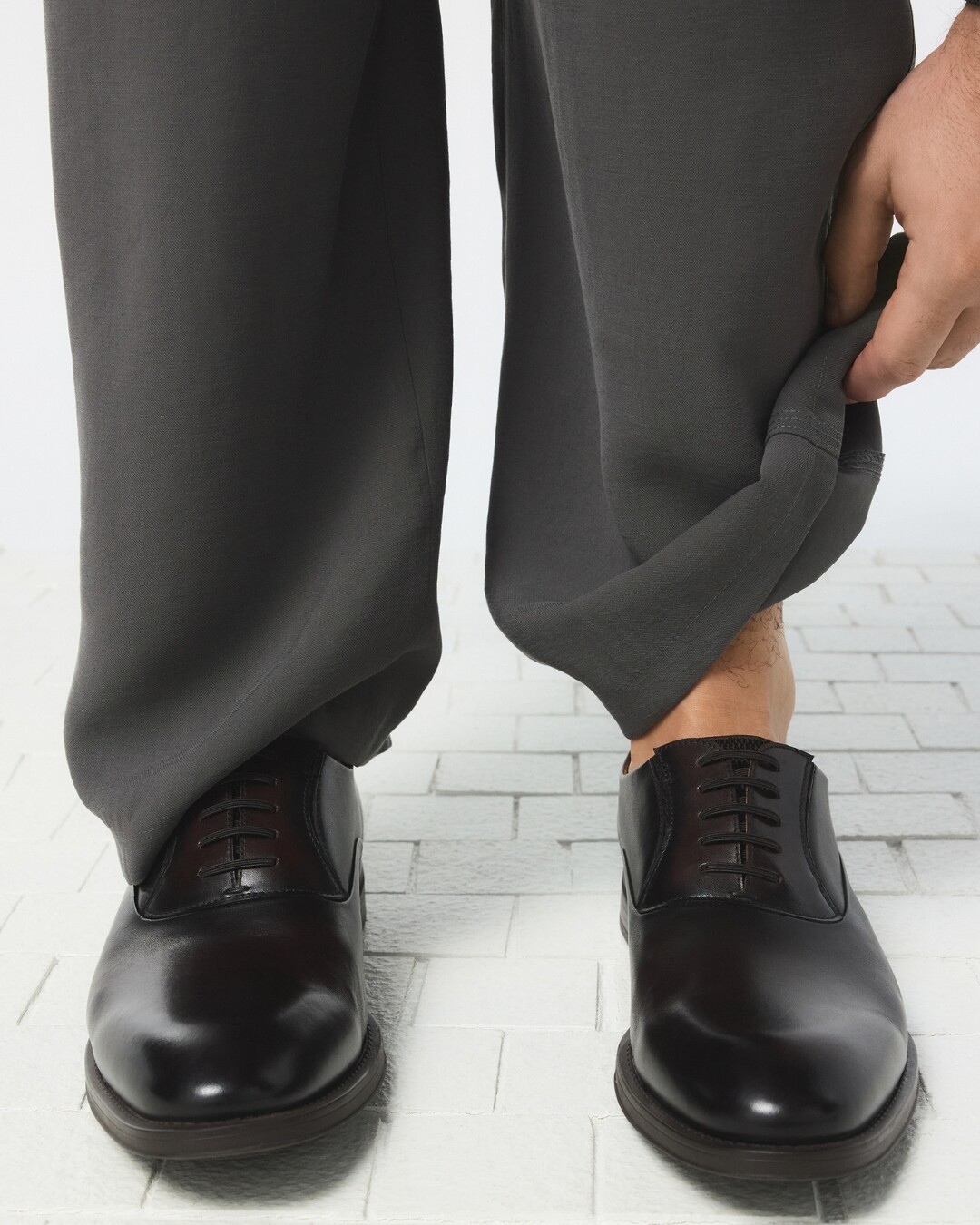Sapatos clássicos pretos em pele com atacadores e sola lisa