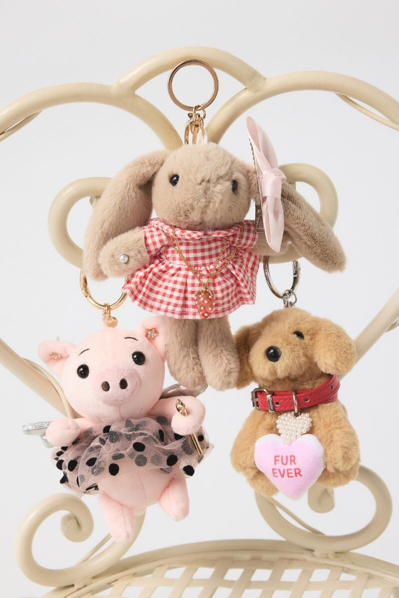 Porta-chaves em peluche com coelho, porco e cão.