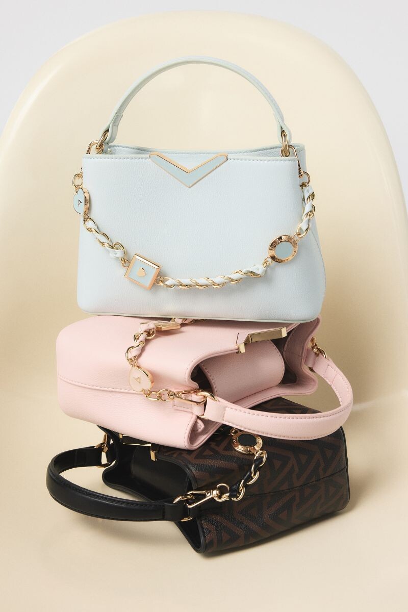 Conjunto de malas estruturadas em azul, rosa e castanho.