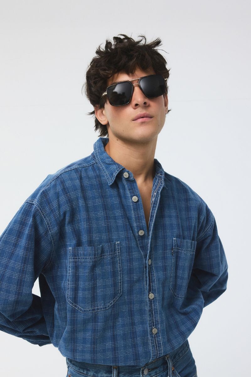 Gafas de sol negras con montura cuadrada masculina.
