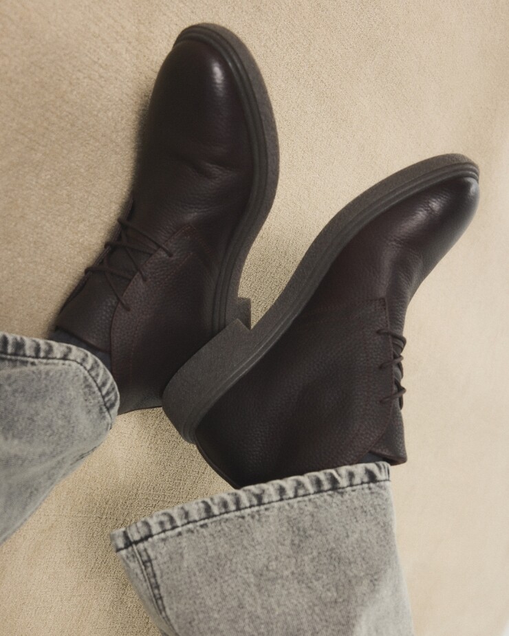 Botas de hombre en piel marrón ALDO con vaqueros grises.