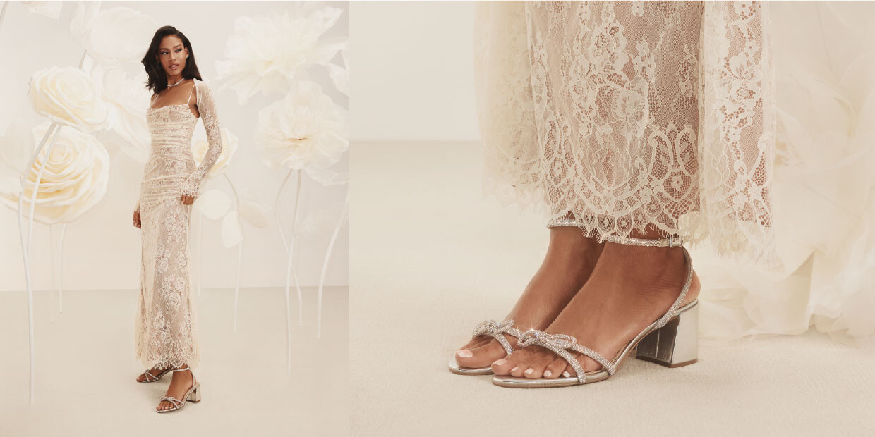 novia en vestido de encaje con zapatos de plata con brillo y tacones de bloque sobre un fondo claro con flores blancas
