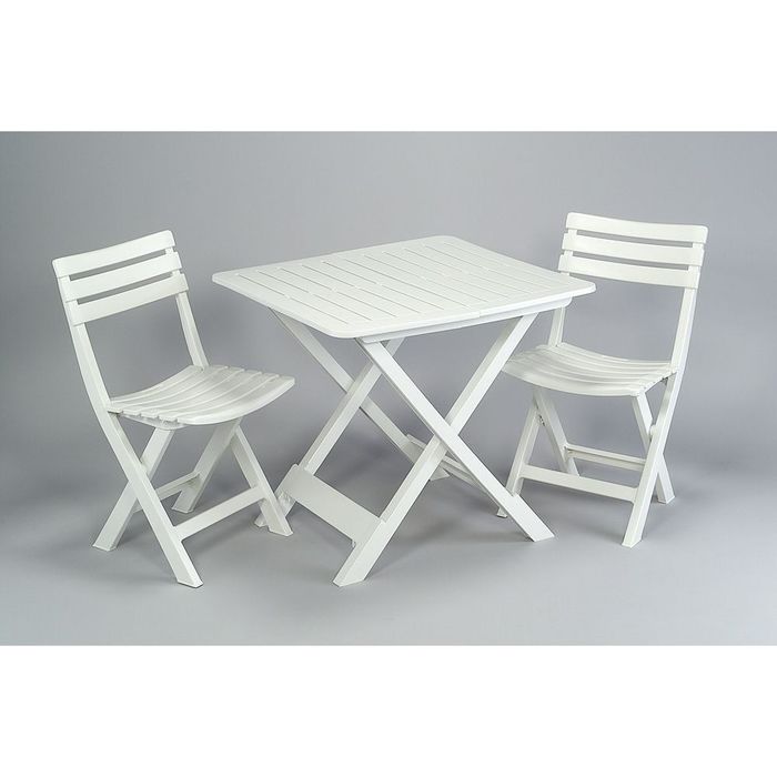 Conjunto de jardim com mesa e duas cadeiras brancas