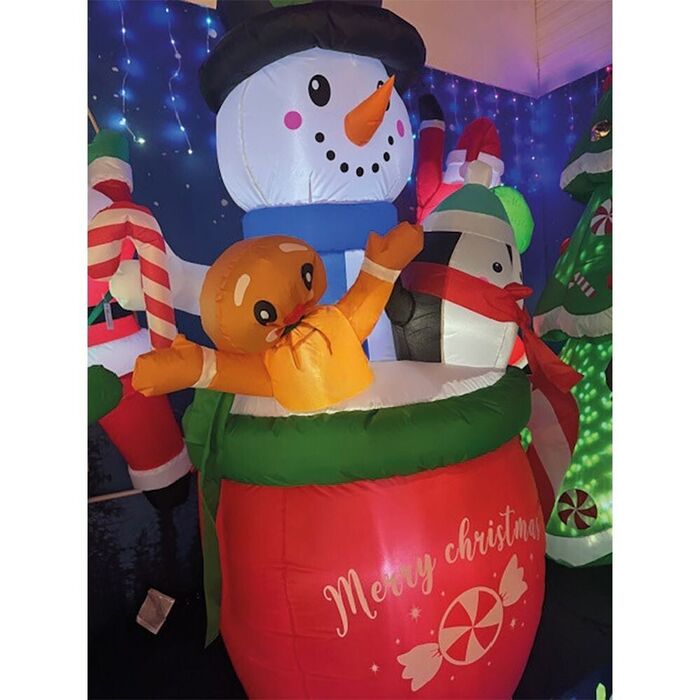 Boneco de neve insuflável num copo com pinguim e homem gengibre