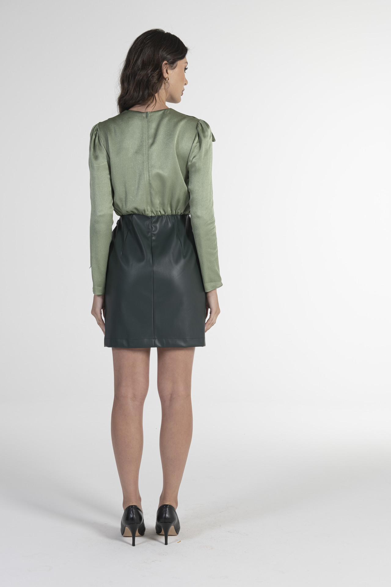 VESTIDO CURTO COM SAIA EM POLIPELE 