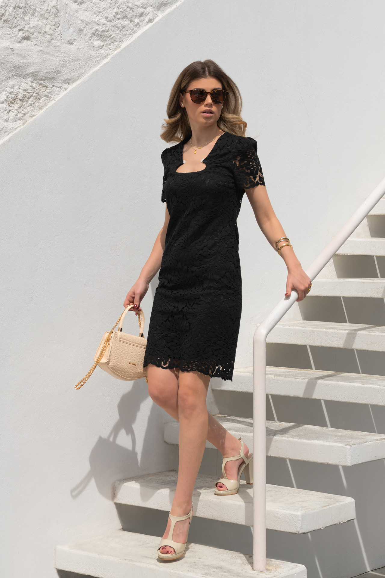 VESTIDO CURTO EM RENDA