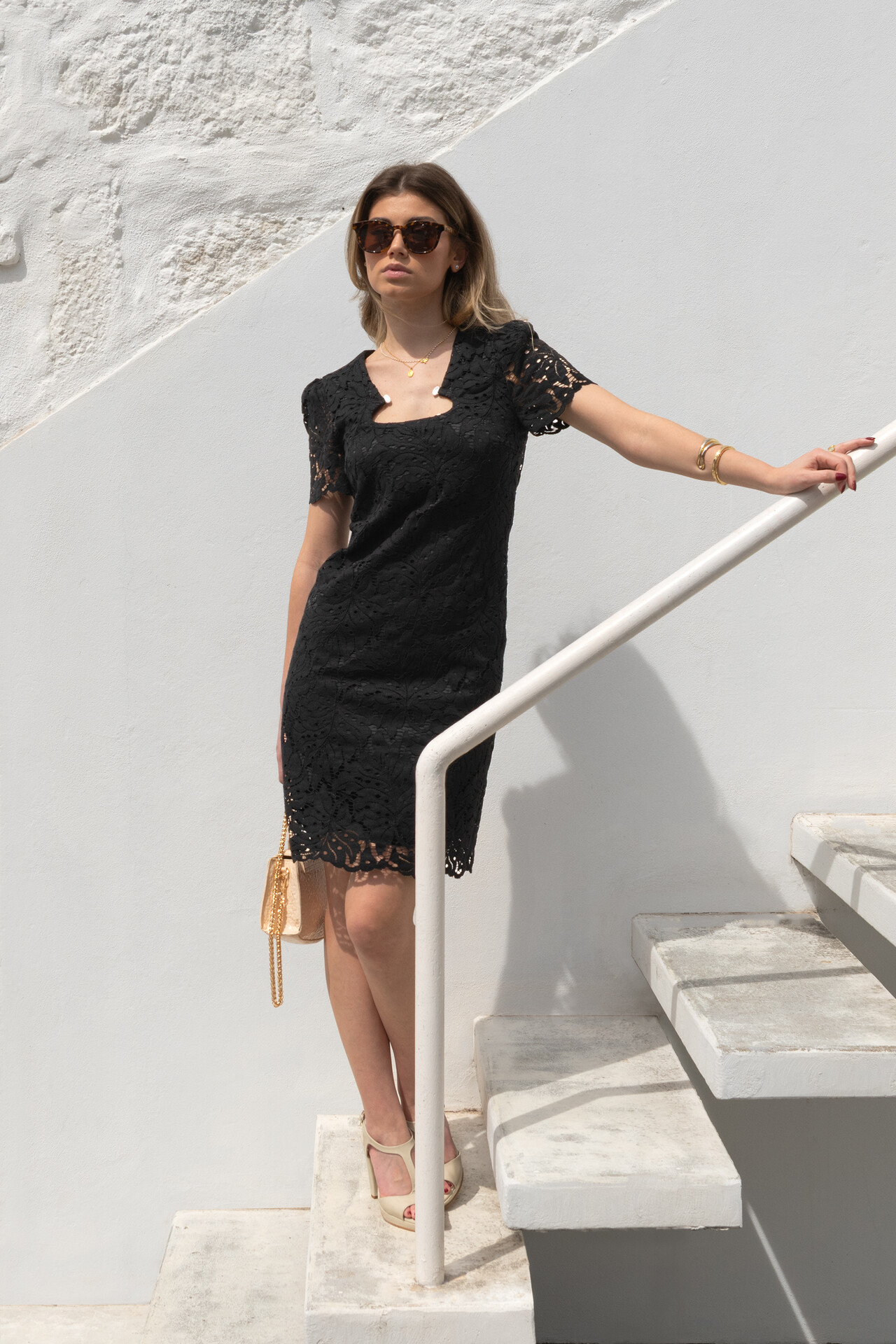 VESTIDO CURTO EM RENDA