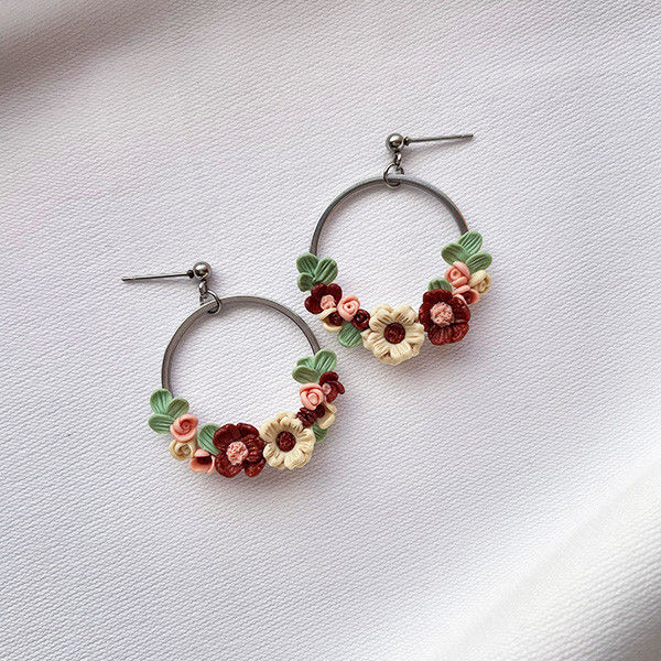 brincos coloridos artesanais com flores. Versão prateada para o Dia dos namorados