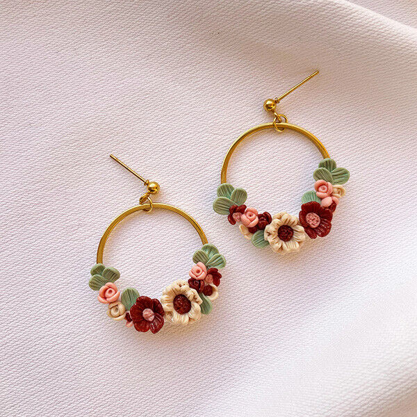 Brincos coloridos artesanais com flores. Versão dourada para o Dia dos namorados