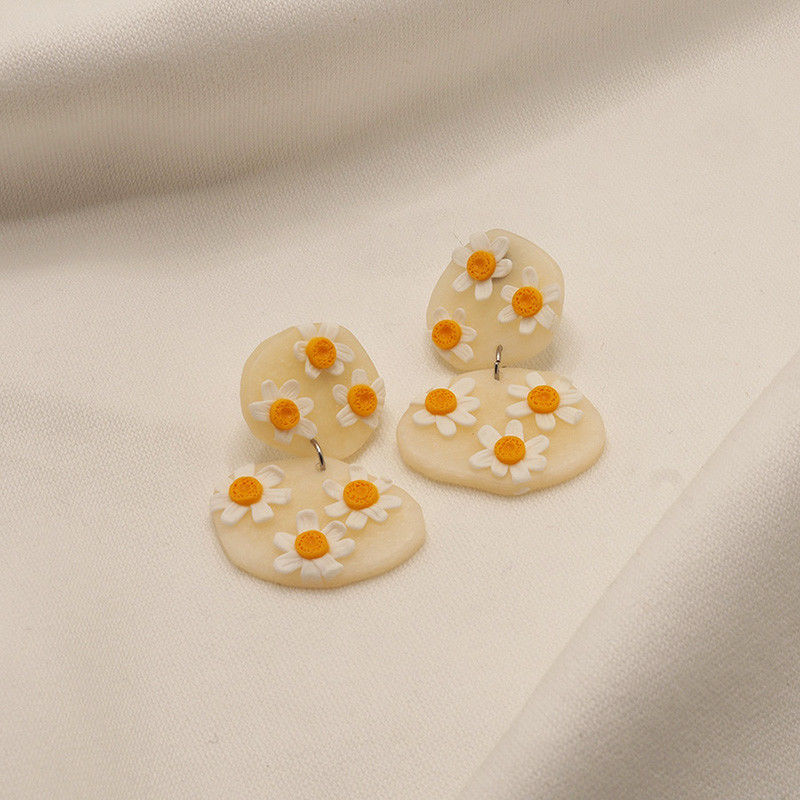 brincos com margaridas argolas prateadas