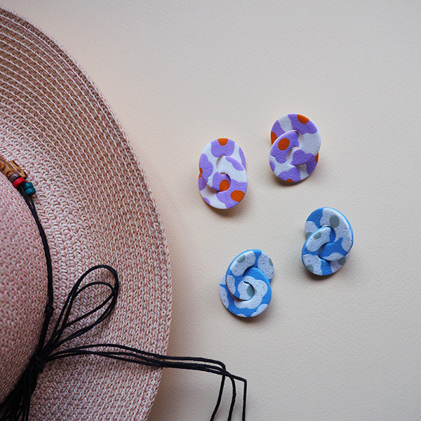 Brincos entrelaçados da coleção Summer Twist, as duas versões