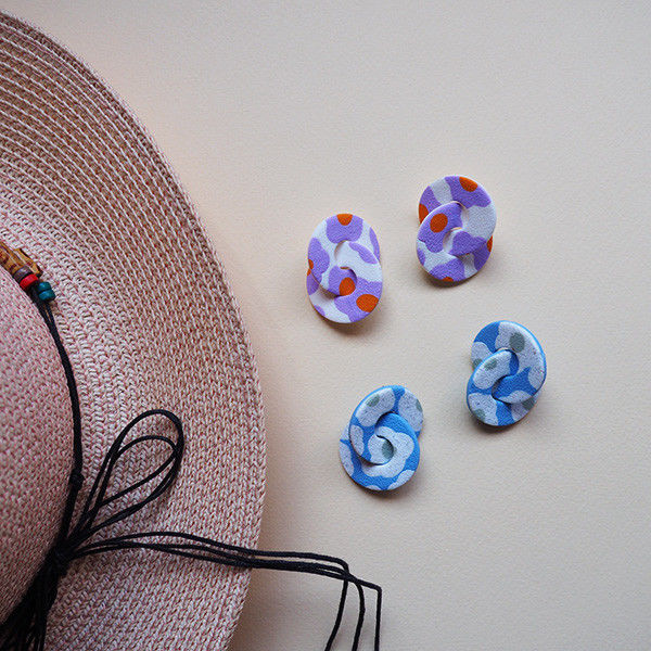 Brincos entrelaçados da coleção Summer Twist, as duas versões