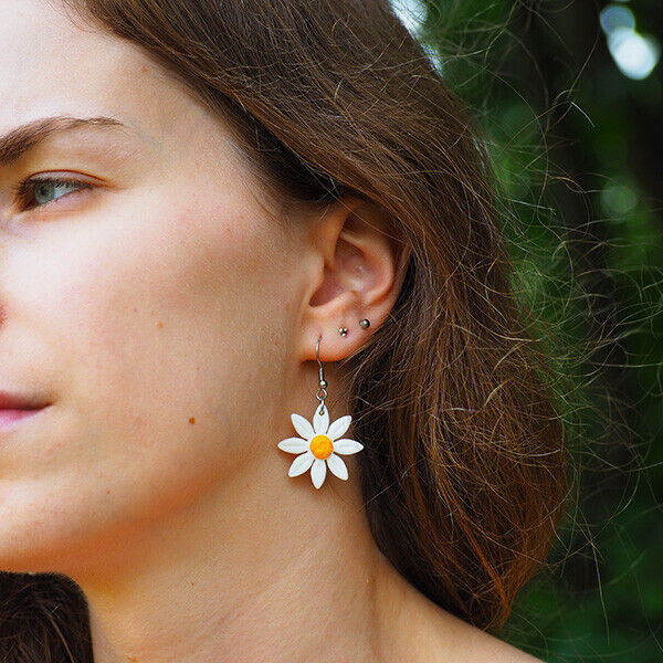 Brincos pendentes - Daisies Breeze na orelha