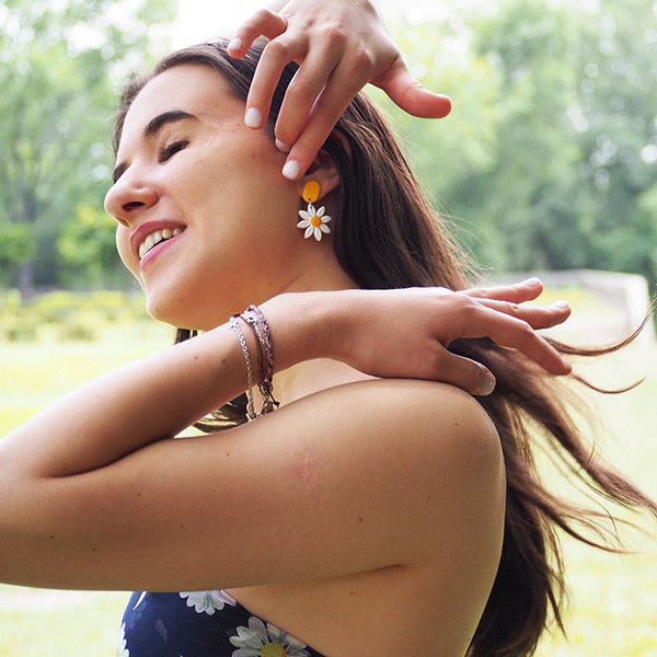 Brincos Daisies Breeze na orelha