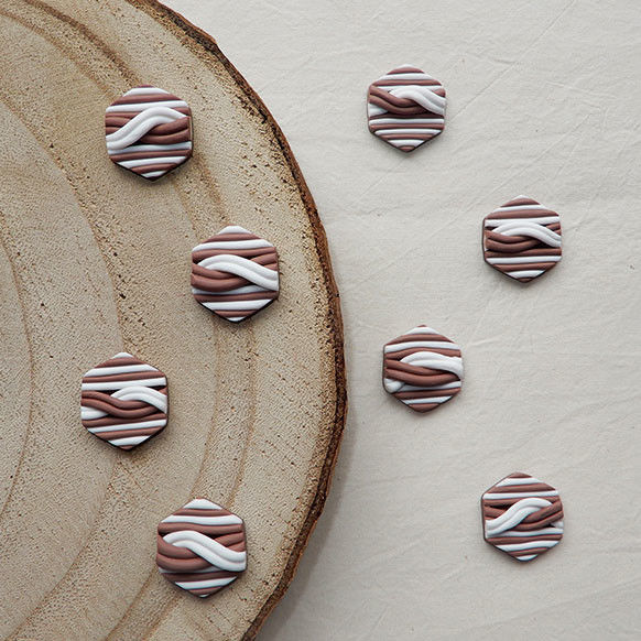 brincos artesanais pequenos, castanhos entrelaçados