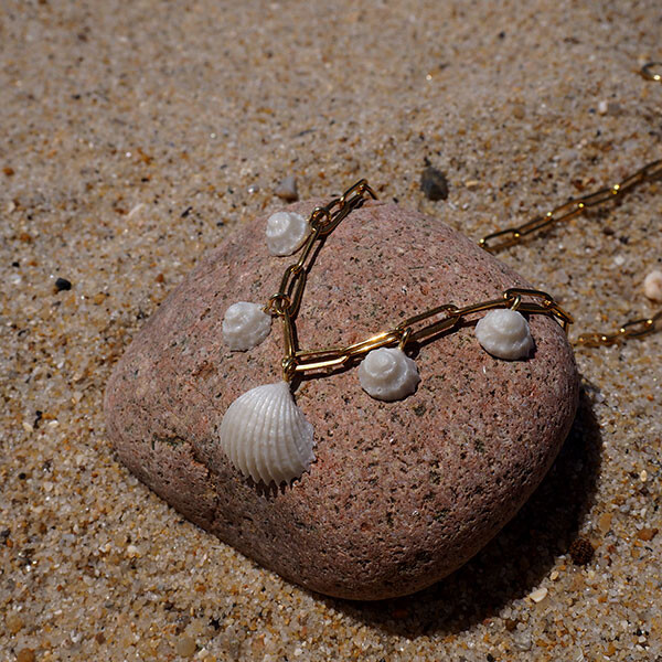 colar conchas grande fio dourado colecao tidal gems