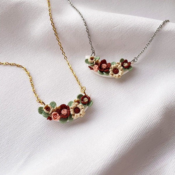 Colares femininos dourados e prateados. Prenda dia dos namorados para ela. Coleção Floral Affair.