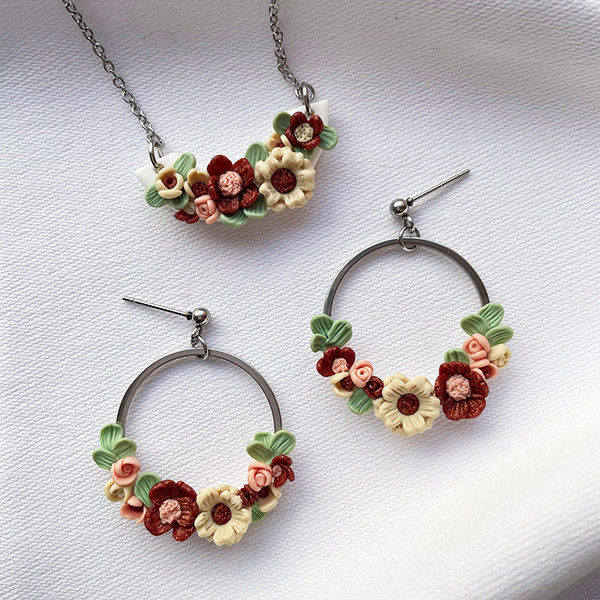 Conjunto de brincos e colar artesanal prateado. Para o dia dos namorados.