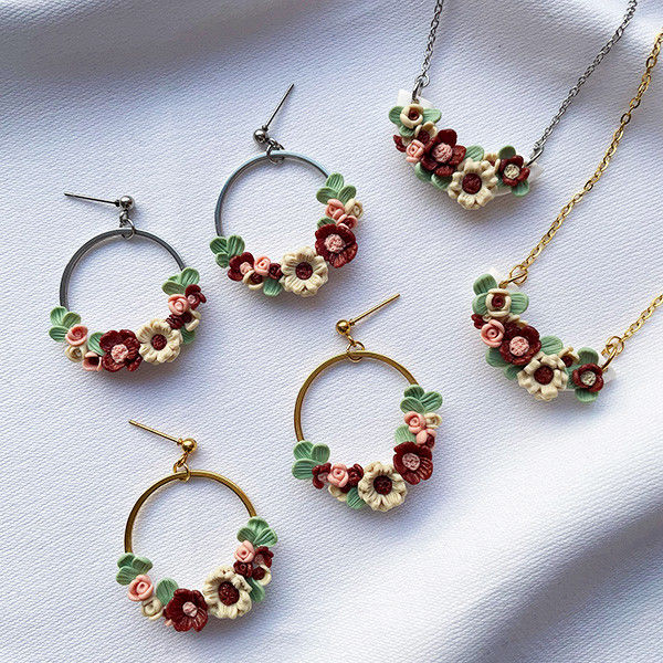 Conjunto de brincos e colar artesanal  Dourado e prateado, para o Dia dos namorados.