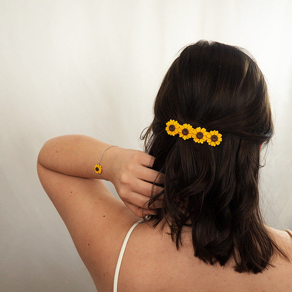Gancho de cabelo com girassois em modelo
