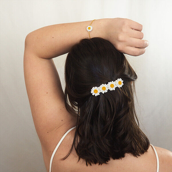 Gancho de cabelo de margaridas em modelo