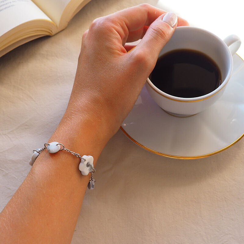 Pulseira artesanal da coleção Smooth Hapiness, no pulso