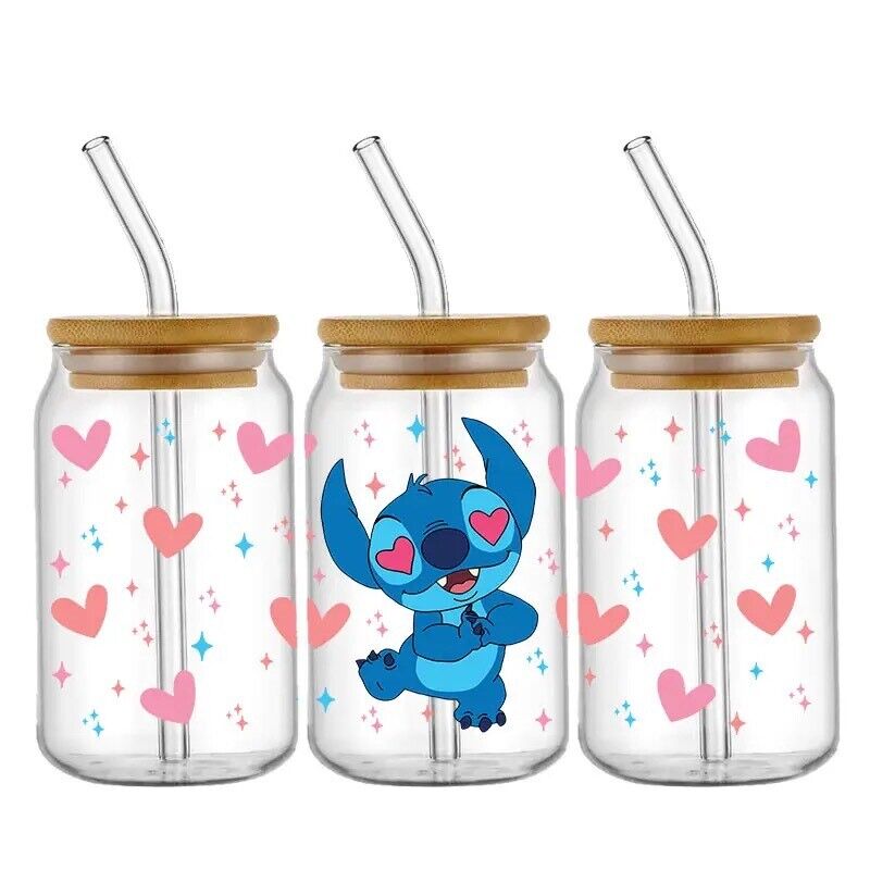 Três potes de vidro transparente com tampa de bambu e canudos de vidro. Cada frasco apresenta um personagem de desenho animado azul com olhos em formato de coração, cercado por corações rosa e estrelas azuis em formato de diamante.