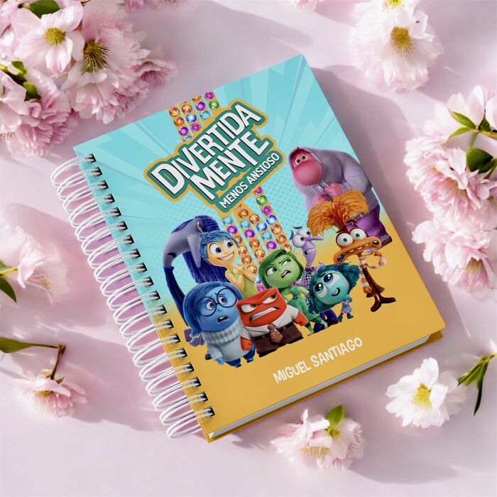 Um caderno com espiral e capa colorida com personagens de desenhos animados do filme 